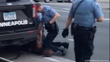 Instructor policial califica de "no autorizada" la inmovilización a Floyd