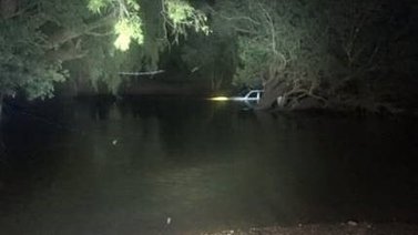Dos personas pasan la noche en el techo de su carro por una inundación