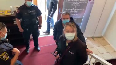 Pastor expulsa a policías que intentaron interrumpir su ceremonia