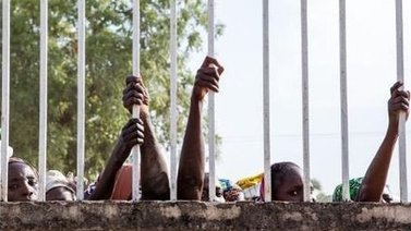 Escapan más de 1.800 presos de una cárcel en Nigeria tras un ataque armado