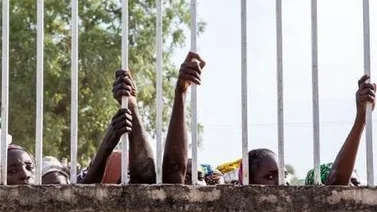 Escapan más de 1.800 presos de una cárcel en Nigeria tras un ataque armado