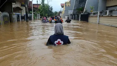Mueren al menos 95 personas por inundaciones en Indonesia Mueren al menos 95 personas por inundaciones en Indonesia