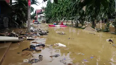 Inundaciones y movimientos de tierra causan la muerte de 50 personas en Indonesia Inundaciones y movimientos de tierra causan la muerte de 50 personas en Indonesia