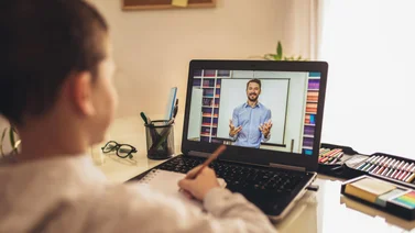 Maestros y profesores aconsejan a padres sobre educación a distancia