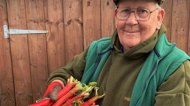 Un jubilado de 72 años triunfa en la Red con fotos de verduras gigantes