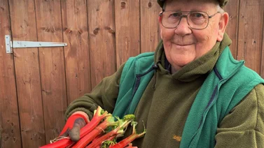 Un jubilado de 72 años triunfa en la Red con fotos de verduras gigantes