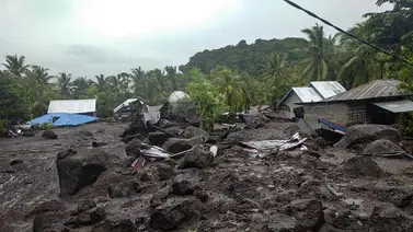 Al menos 43 muertos y 27 desaparecidos por inundaciones en Indonesia Al menos 43 muertos y 27 desaparecidos por inundaciones en Indonesia