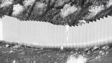Padres de las niñas ecuatorianas lanzadas por muro fronterizo viven en EEUU