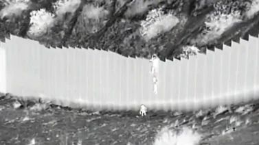 Padres de las niñas ecuatorianas lanzadas por muro fronterizo viven en EEUU
