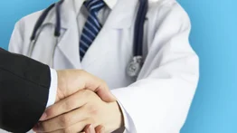 Arrestan a médico en EEUU luego de encontrar explosivos y drogas en su casa