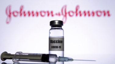 J&J retrasa entrega de su vacuna en Estados Unidos por un error de producción