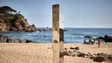 Derriban un monolito metálico tras sufrir una acción vandálica en España Derriban un monolito metálico tras sufrir una acción vandálica en España