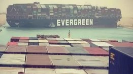 Estados Unidos ofrece ayuda a Egipto para desbloquear el canal de Suez