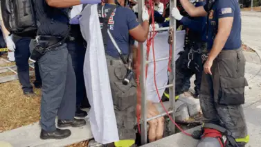 Bomberos rescatan a una mujer desnuda en una alcantarilla en EEUU Bomberos rescatan a una mujer desnuda en una alcantarilla en EEUU