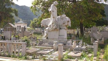 Personas sin hogar se refugian en cementerio de Venezuela