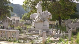 Personas sin hogar se refugian en cementerio de Venezuela