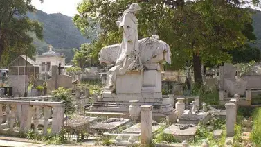 Personas sin hogar se refugian en cementerio de Venezuela Personas sin hogar se refugian en cementerio de Venezuela