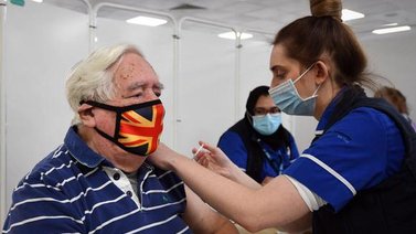 Reino Unido ya vacunó a la mitad de la población adulta