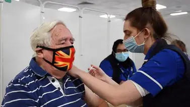 Reino Unido ya vacunó a la mitad de la población adulta Reino Unido ya vacunó a la mitad de la población adulta