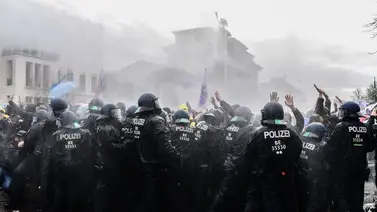 Enfrentamientos entre policía y manifestantes opuestos a restricciones por pandemia en Alemania Enfrentamientos entre policía y manifestantes opuestos a restricciones por pandemia en Alemania