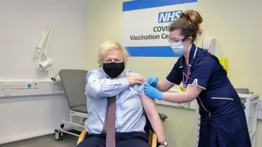 Boris Johnson recibe primera dosis de la vacuna de AstraZeneca contra el COVID-19 Boris Johnson recibe primera dosis de la vacuna de AstraZeneca contra el COVID-19
