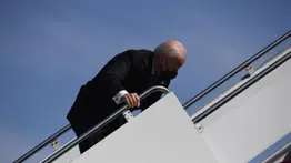 El presidente Biden sufre un traspié en las escaleras del Air Force One