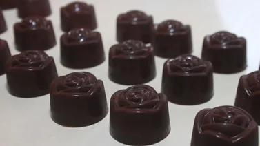 Bombones rellenos de ganache de parchita