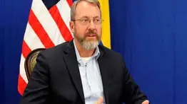 Embajador de EEUU "felicita" a Guaidó y Maduro por negociar estrategia de vacunación