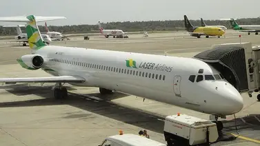 Pasajeros impiden que avión de Laser despegue por fuga de combustible Pasajeros impiden que avión de Laser despegue por fuga de combustible