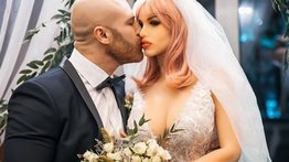 Fisicoculturista ruso se divorcia de su muñeca sexual y se muda con otra