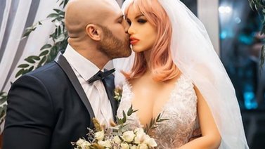 Fisicoculturista ruso se divorcia de su muñeca sexual y se muda con otra