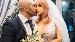 Fisicoculturista ruso se divorcia de su muñeca sexual y se muda con otra