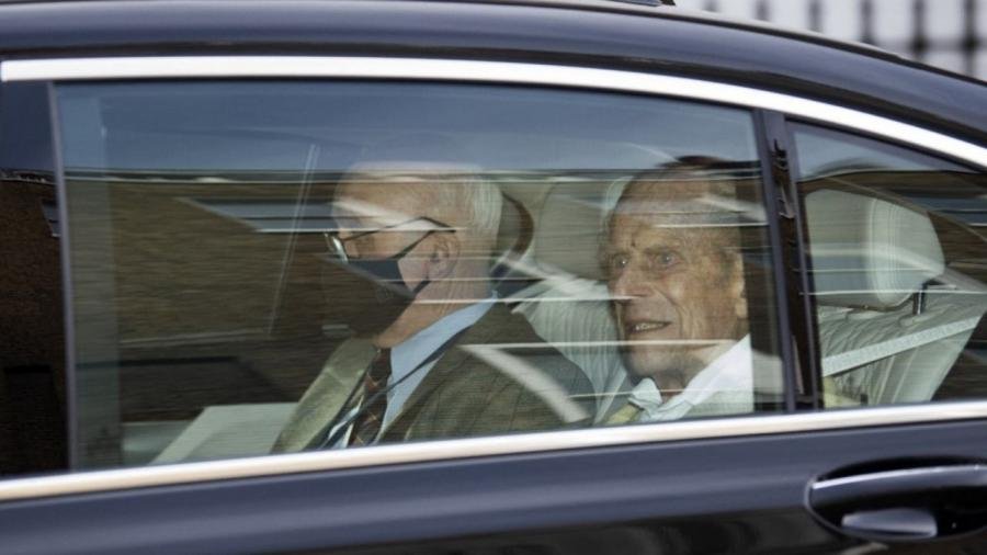 Príncipe Felipe de Inglaterra sale del hospital tras una intervención de corazón (+Fotos)