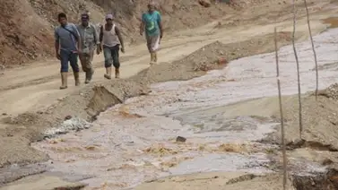 Despejan carretera hacia Chichiriviche tras deslizamientos por lluvias en La Guaira Despejan carretera hacia Chichiriviche tras deslizamientos por lluvias en La Guaira