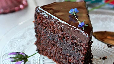 Deliciosa torta húmeda de chocolate con aceite
