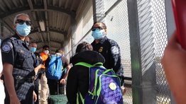 Arrestos en la frontera se dispararon en febrero tras la llegada de Biden