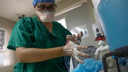 Médicos venezolanos celebran su día con la incertidumbre de cuándo serán vacunados