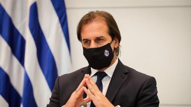 Uruguay recibe las primeras vacunas de Pfizer para el personal sanitario