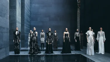 Elie Saab presenta sus “Mundos reflectantes” otoño-invierno 2021