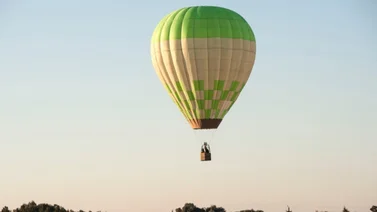 Rescate de un hombre que colgaba a 20 metros de altura agarrado de un globo aerostático (+Video)