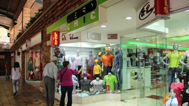 Precio de ropa y zapatos suben en verdes
