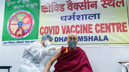 El dalai lama se vacuna contra el coronavirus en la India