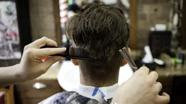 Peluquero le corta el pelo gratis a una persona sin hogar y lo transforma en un "supermodelo"
