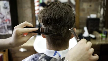 Peluquero le corta el pelo gratis a una persona sin hogar y lo transforma en un "supermodelo"