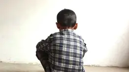 Un niño es golpeado con «machetilla» por su madre y su padrastro