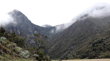 Hombre fotografía extraño objeto en el Páramo La Culata de Mérida