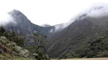 Hombre fotografía extraño objeto en el Páramo La Culata de Mérida Hombre fotografía extraño objeto en el Páramo La Culata de Mérida