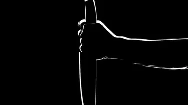 Un hombre intenta sacrificar a su hijo como ofrenda a Dios