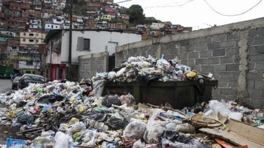 Vecinos y habitantes limpian las calles de sus comunidades