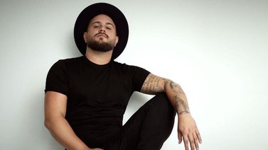 Juan Sousa impone la versatilidad al mundo de la belleza